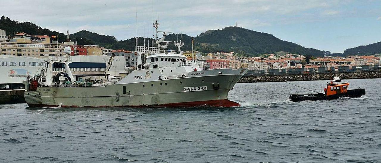 El &quot;Ana Gandón&quot;, que faena en NAFO, saliendo este año de Cangas. // Santos Álvarez