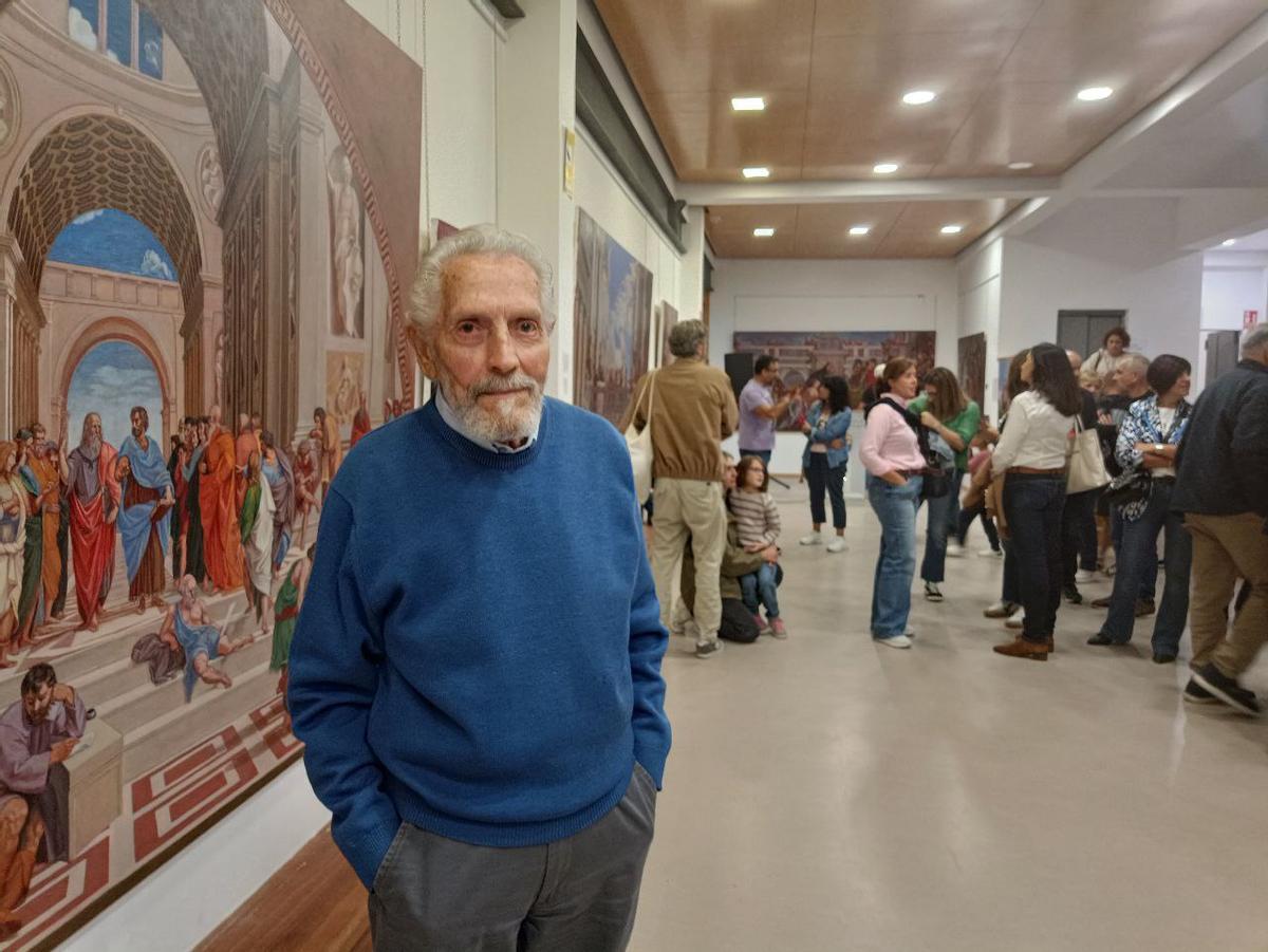 El artista Ángel Barros en su última exposición en Redondela.
