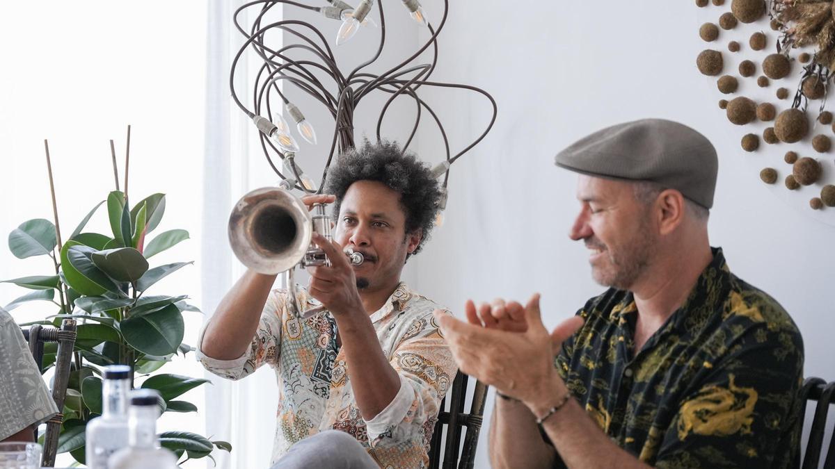 Carlos Sarduy interpretó una pieza con su trompeta al final de la rueda de prensa