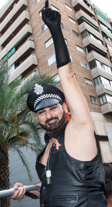 Alicante ondea la bandera del Orgullo LGTBI