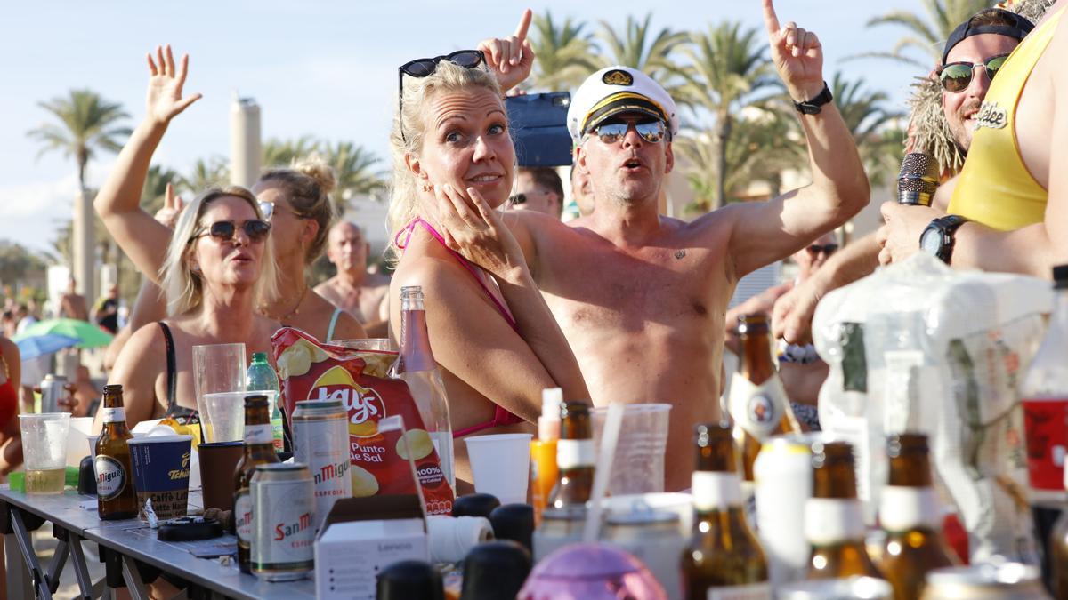 Feiernde Urlauber bei der sogenannten Kölschen Woche an der Playa de Palma im September 2022