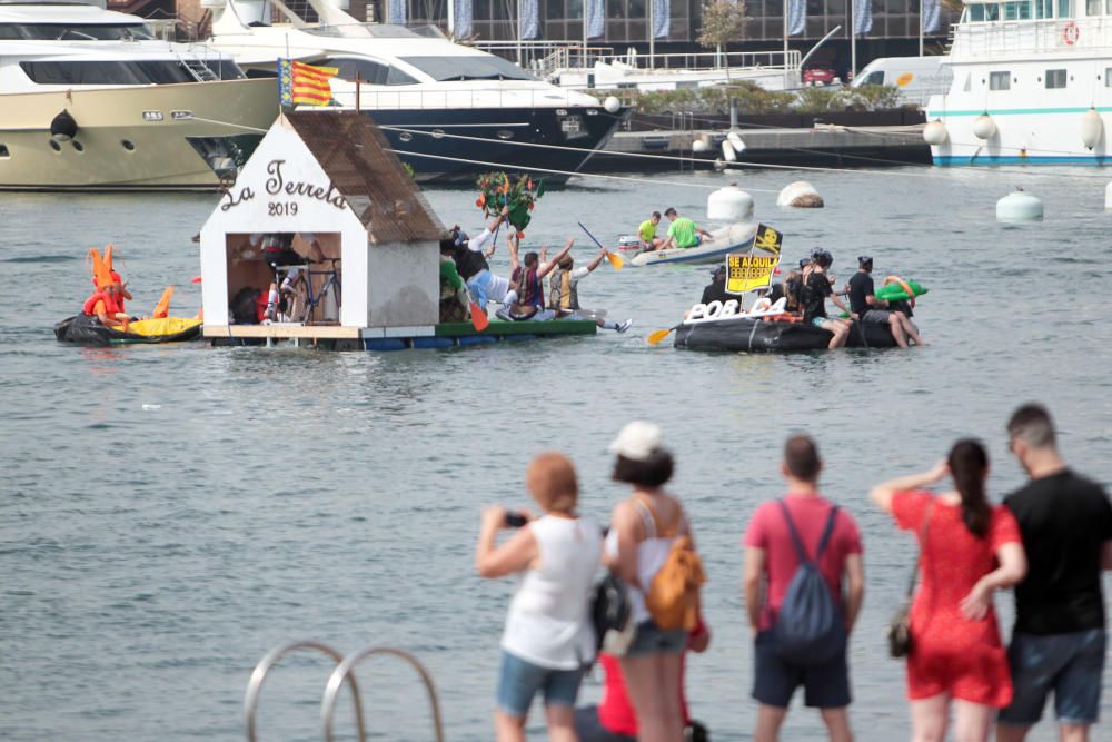 Regata de barcos locos en La Marina de València