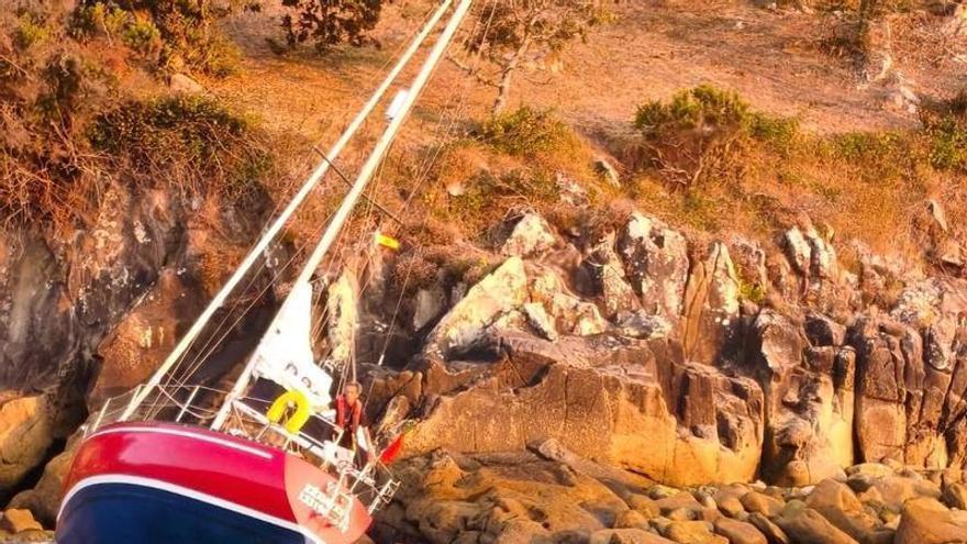 Encalla un velero portugués entre las playas de Portocelo y Mogor en Marín