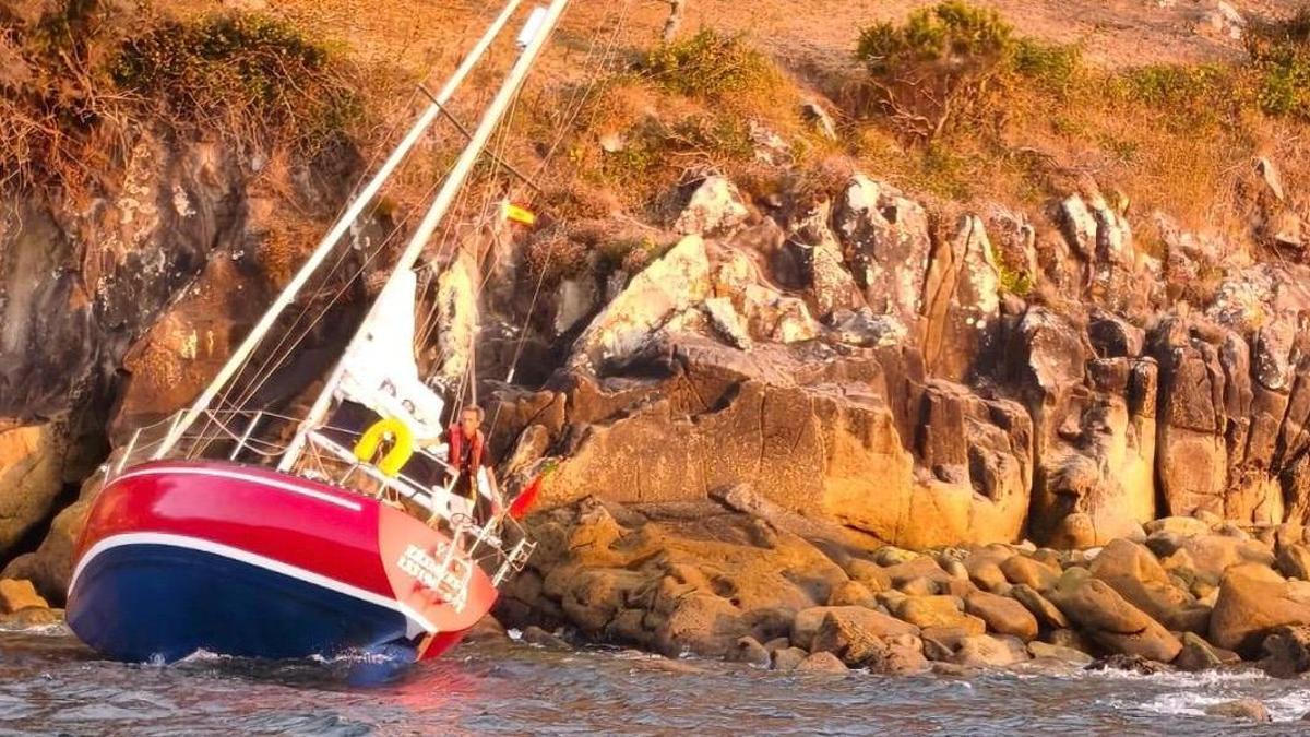 El velero portugués que ha encallado esta tarde entre dos playas de Marín.
