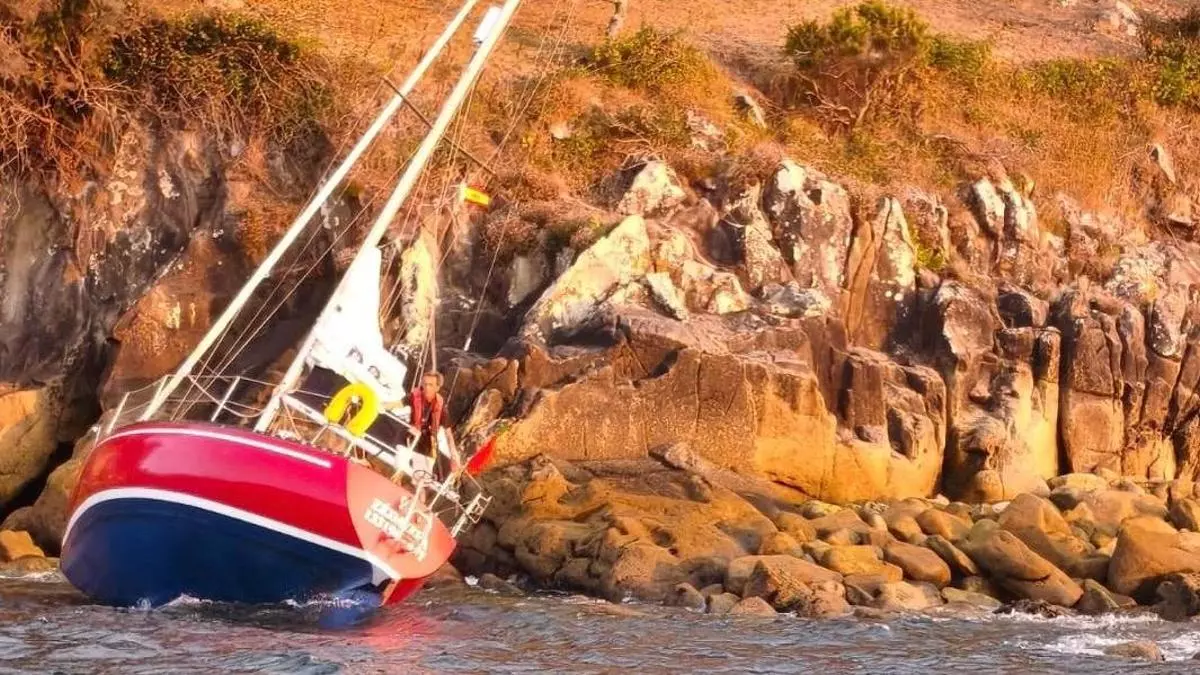 Encalla un velero portugués entre las playas de Portocelo y Mogor en Marín