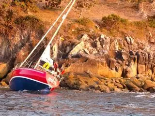 Encalla un velero portugués entre las playas de Portocelo y Mogor en Marín