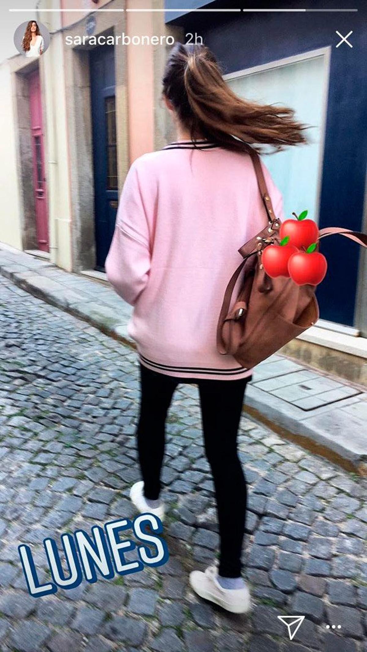 Look de Sara Carbonero con mochila de piel de la marca Josefina