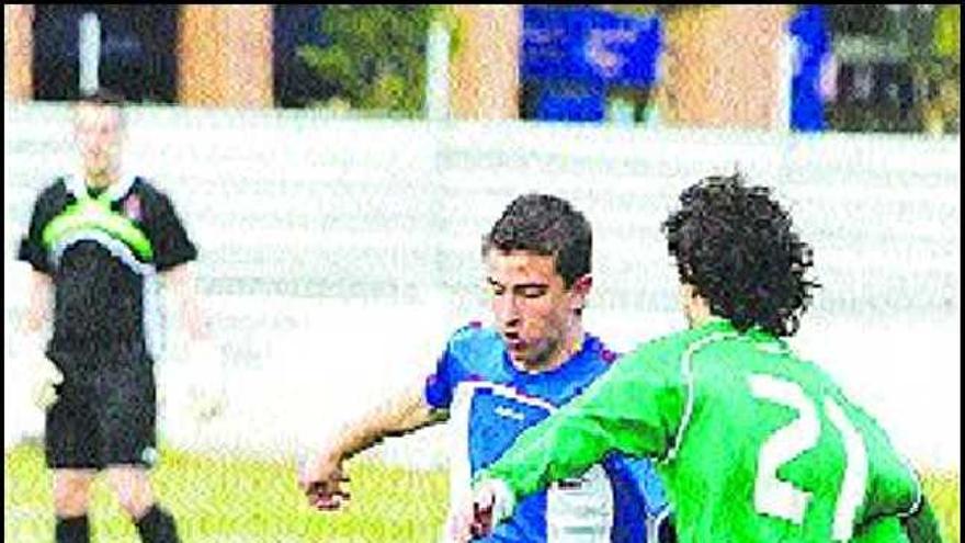 El avilesino Diego Nogueira lucha por el balón con el llanisco Pablo Prieto.