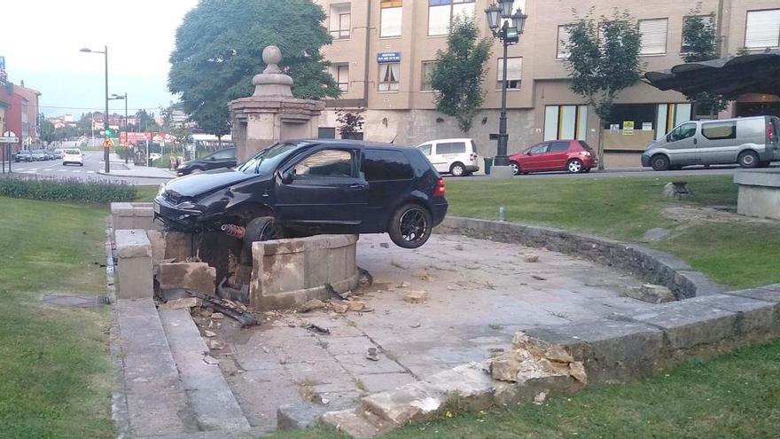 El joven que se estampó con una fuente, sin carné e imputado por tres delitos: lesiones, contra la seguridad vial y contra el patrimonio