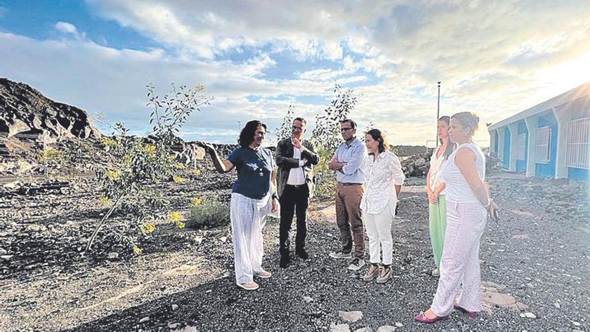 Poli Suárez, segundo por la izquierda, sobre las cenizas del volcán.