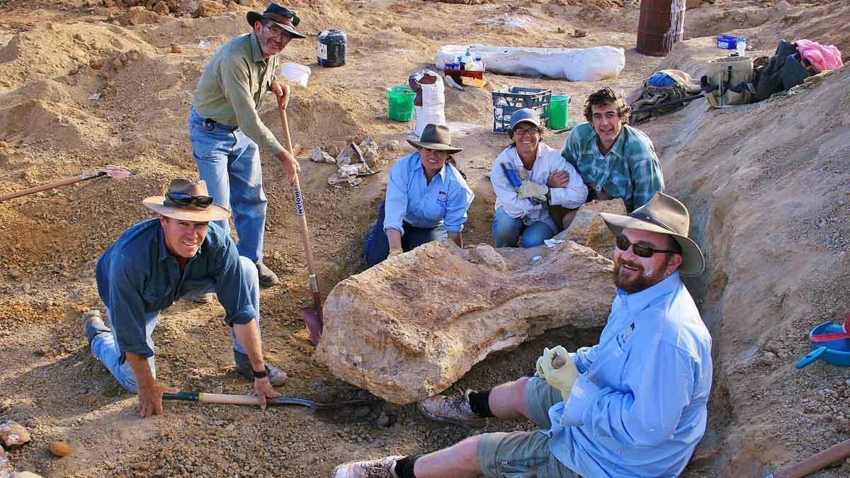 Investigadores durante las excavaciones de búsqueda de fósiles de dinosaurio en Cooper Creek, cerca de la ciudad de Eromanga (Queensland), en Australia.