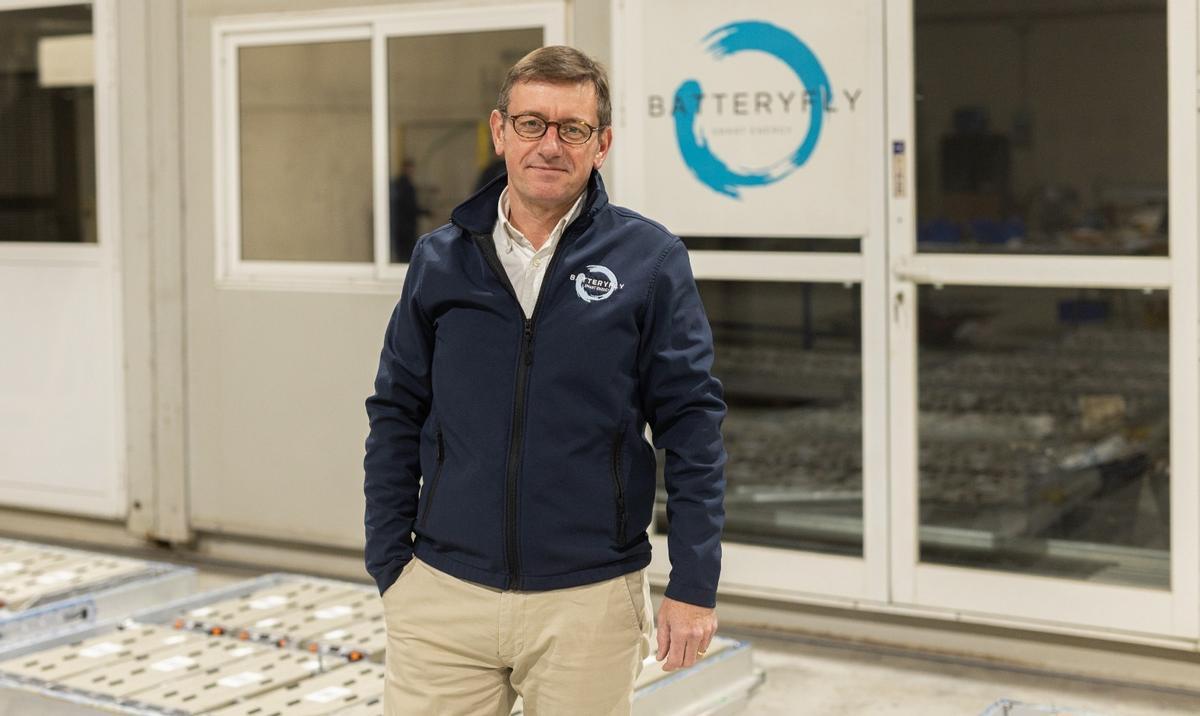 El director general de Batteryfly, Javier Alcalá, en la planta de Valencia.