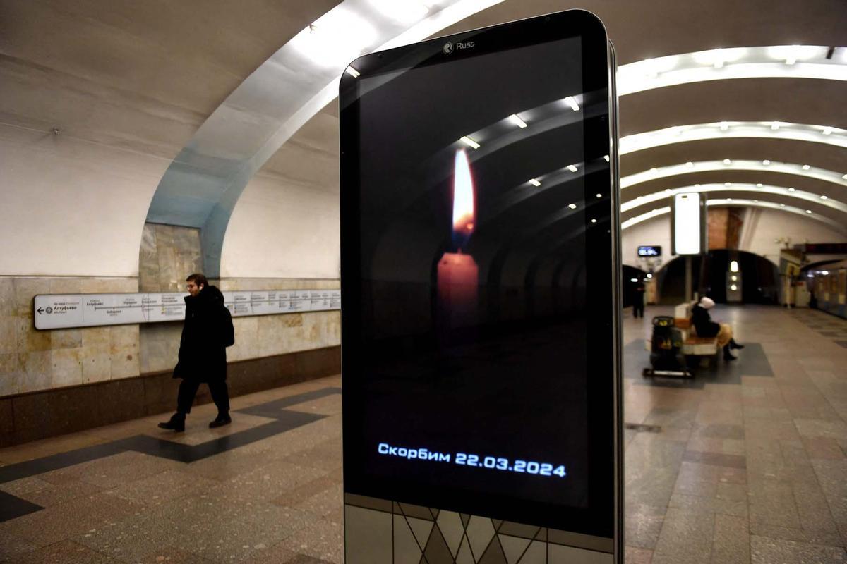 Estandartes a media asta y crespones negros, Rusia celebra un día de luto nacional.