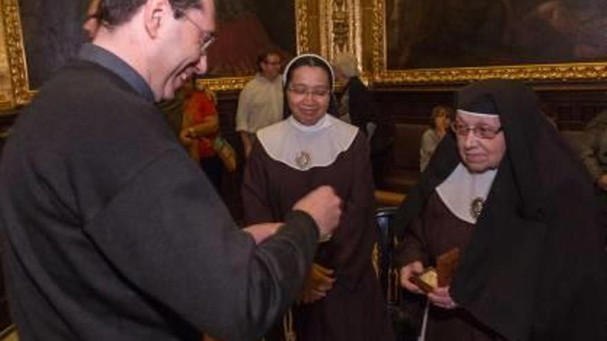 El capellán José Luis Casanova, en un instante del ensayo. A la derecha, las monjas que custodian dos llaves.