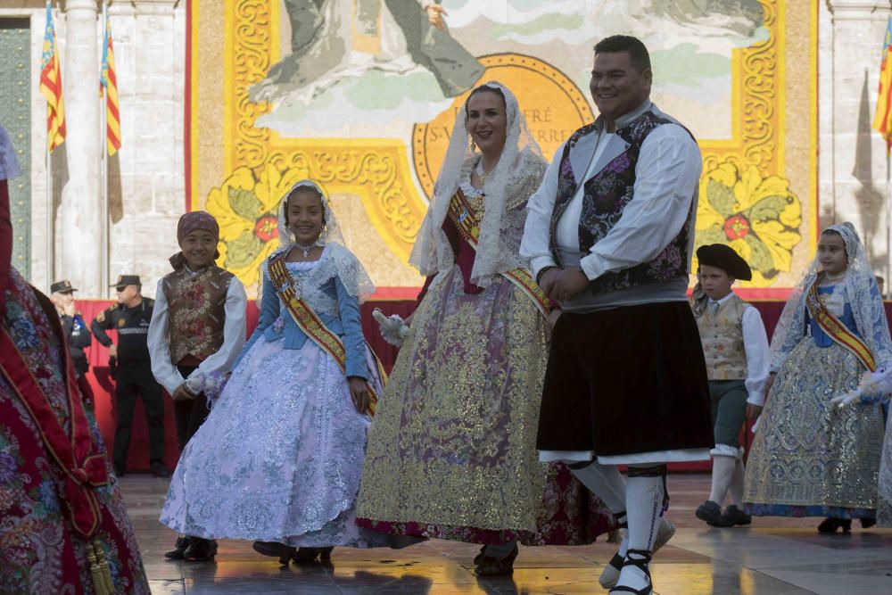 Desfile de las falleras mayores de las diferentes comisiones durante la procesión general de la Mare de Déu dels Desemparats.