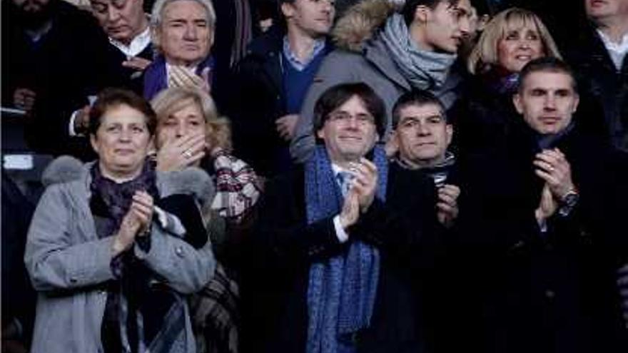 Carles Puigdemont, a la llotja de Montilivi, amb Isabel Muradàs i Joan Alcalà al costat.