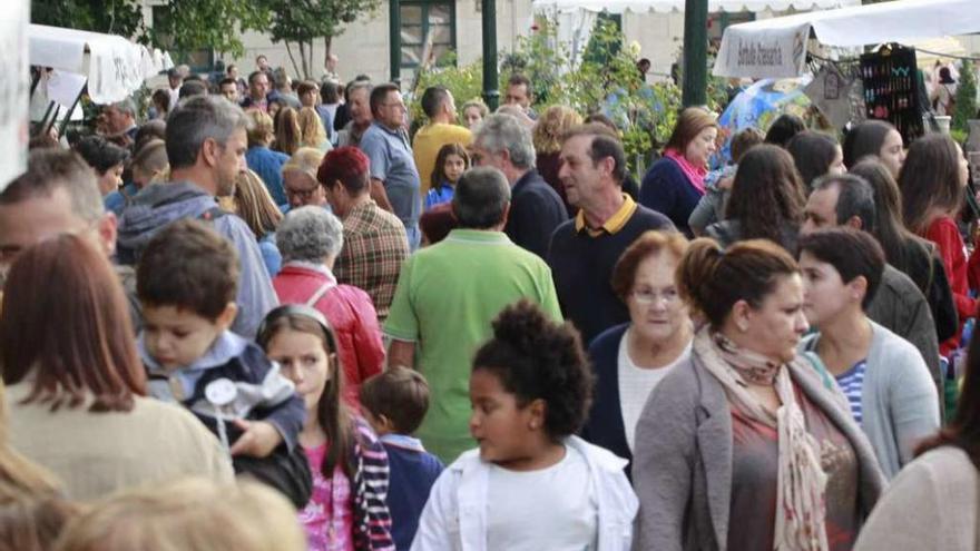 Numeroso público se acercó a visitar los puestos instalados en la Alameda de Redondela.  // J. Lores