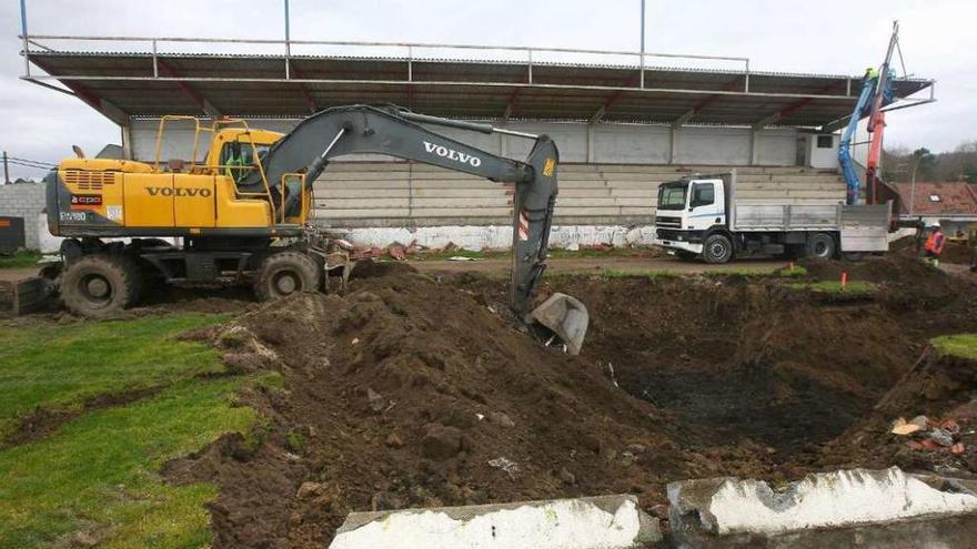 Obras, ayer, para la urbanización de la parcela del antiguo estadio municipal de A Baiuca. // Bernabé/Cris M.V.