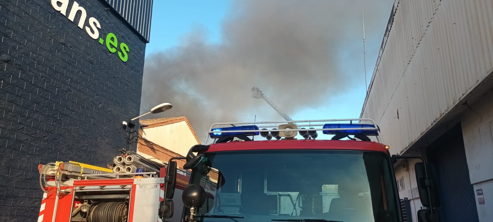 Declarado un incendio en una nave de patinetes en el polígono de La Azucarera