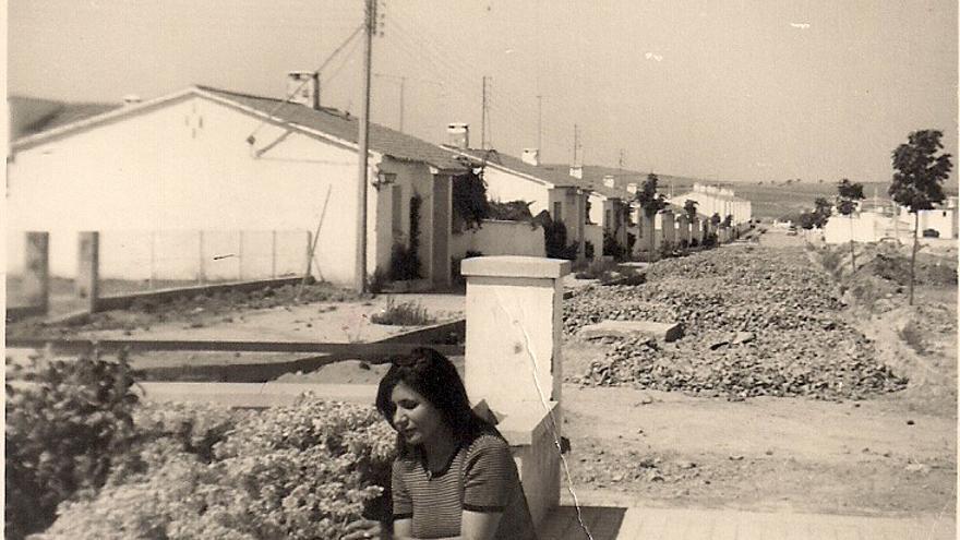 Una mujer, en una calle, en los primeros momentos de colonización.