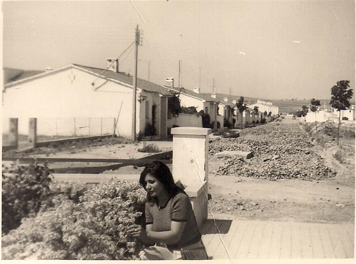 Una mujer, en una calle, en los primeros momentos de colonización.