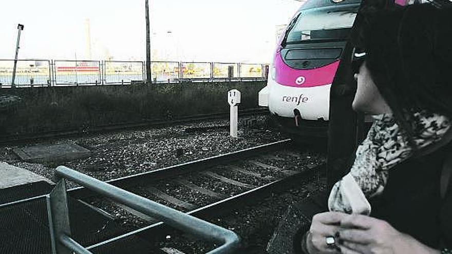 Un tren de Renfe, ayer, a su paso por Larrañaga, con la ría al fondo.