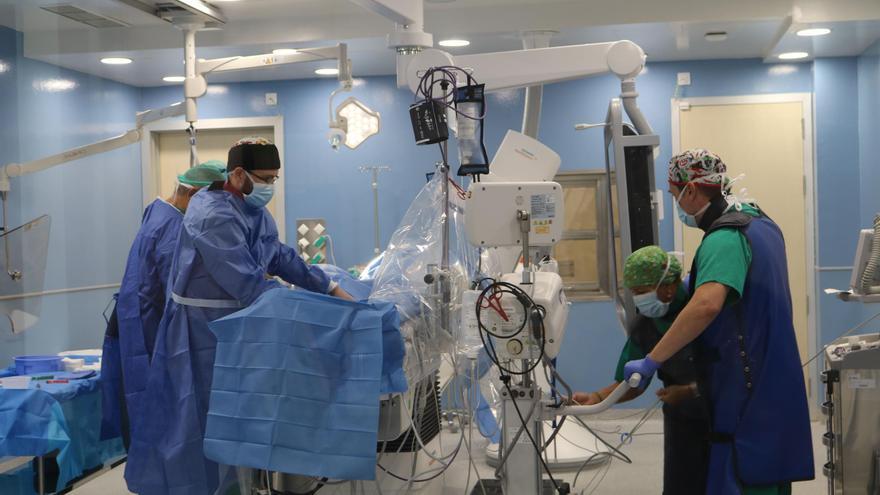 Sanidad pone en marcha la Unidad de Cardiología Hemodinámica en el Hospital Molina Orosa