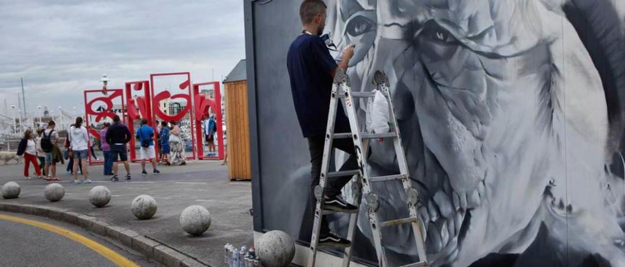 Javier Robledo, &quot;Xav&quot;, ultimando hace unos días su obra en Fomento.