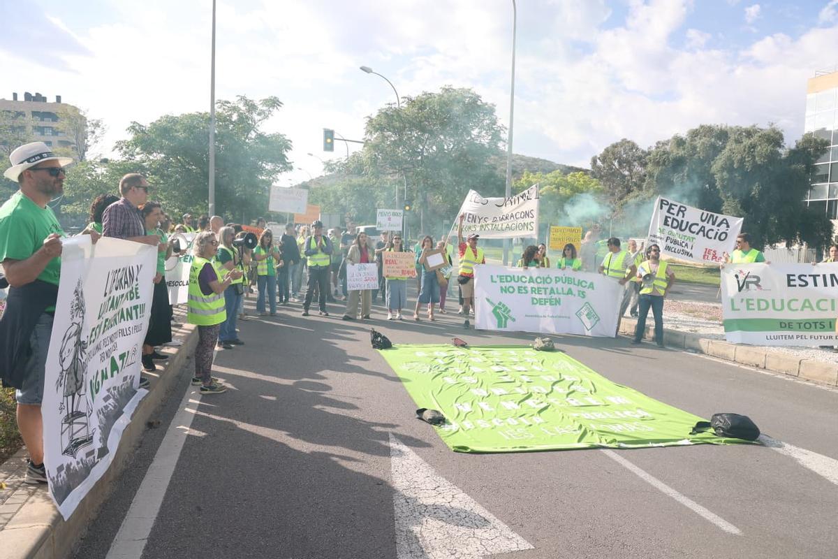 Huelga de docentes en Alicante: la manifestación llega a la Avenida de Dénia