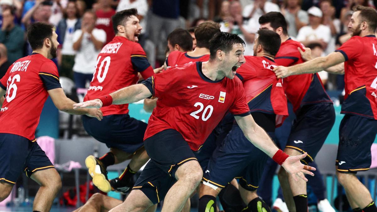 Los jugadores españoles celebran la victoria ante Egipto y el acceso a las semifinales