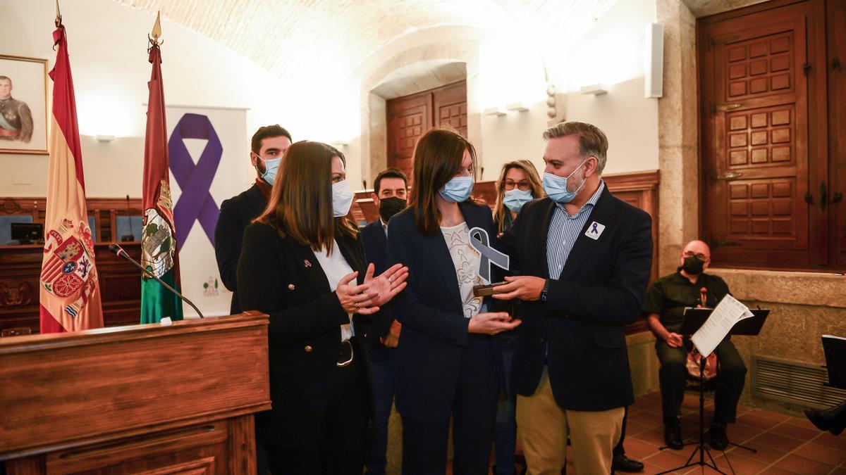 La jueza del juzgado de violencia de género, recibiendo el premio del alcalde, junto a la edil de Igualdad, Mayte Díaz.