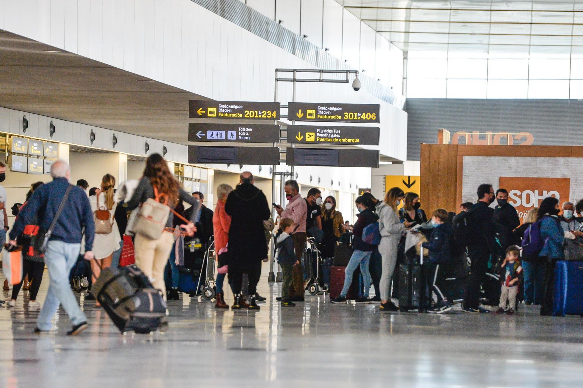 Caos en el aeropuerto de Gran Canaria por las cancelaciones de vuelos a Madrid