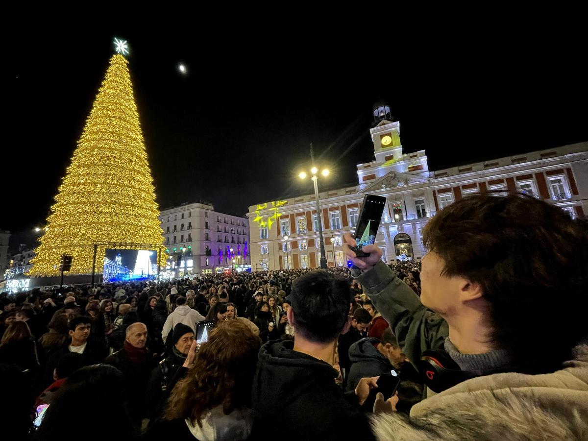 Árbol iluminado en el centro de la Puerta del Sol