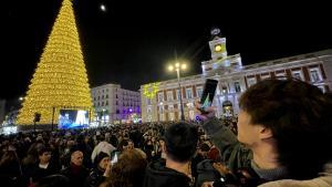 Árbol iluminado en el centro de la Puerta del Sol