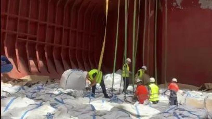 Descarga de las 10.000 toneladas de arroz que llegaron en barco para el Programa Mundial de Alimentos