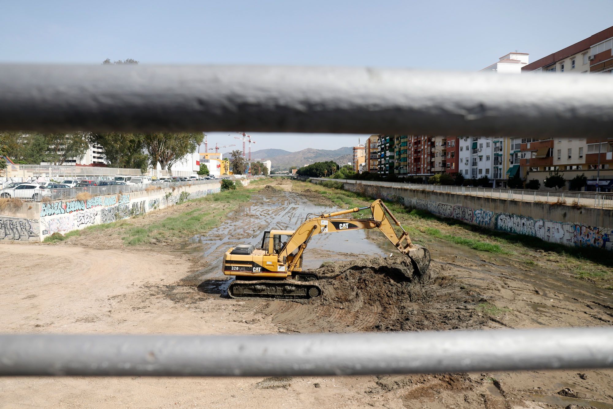 Trabajos de limpieza en el cauce del río Guadalmedina