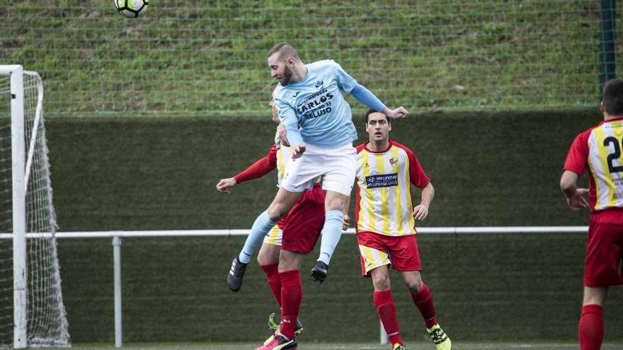 Adri Estévez cabecea un balón en el duelo ante el Alertanavia. // Cristina Graña