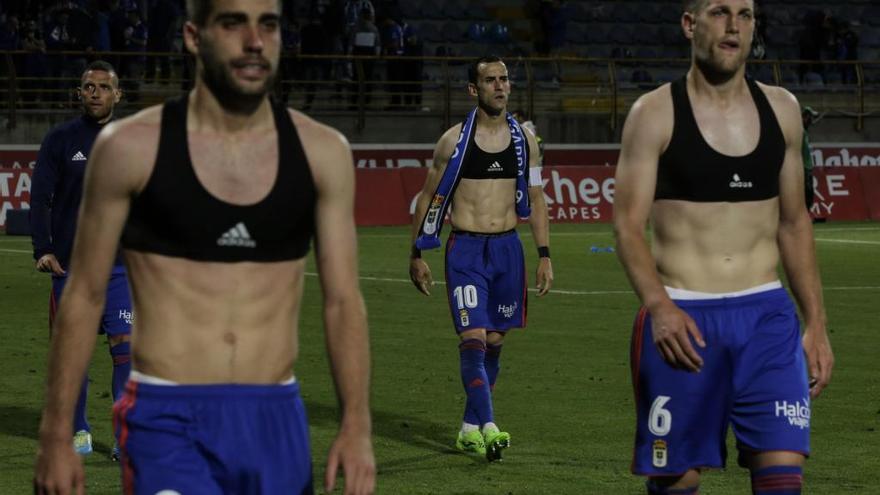 Varios jugadores del Oviedo, muestran los chalecos GPS tras un partido.