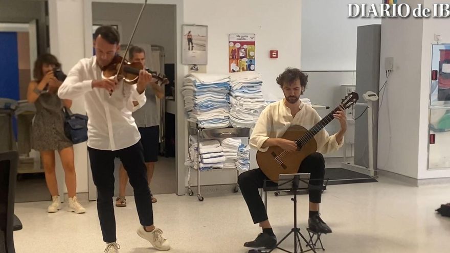 Un violín y una guitarra en el hospital de Ibiza