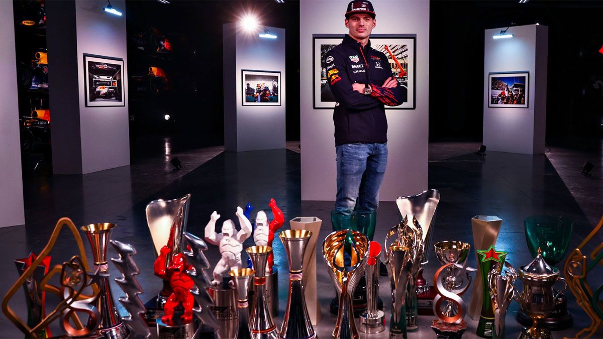 El campeón Max Verstappen , con sus trofeos en una temporada impresionante