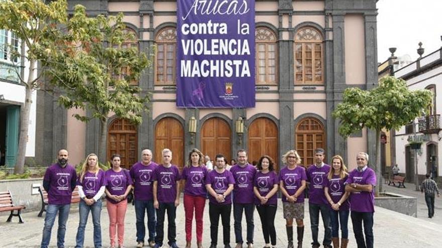 Miembros de la Corporación de Arucas, delante de la pancarta contra la violencia machista.