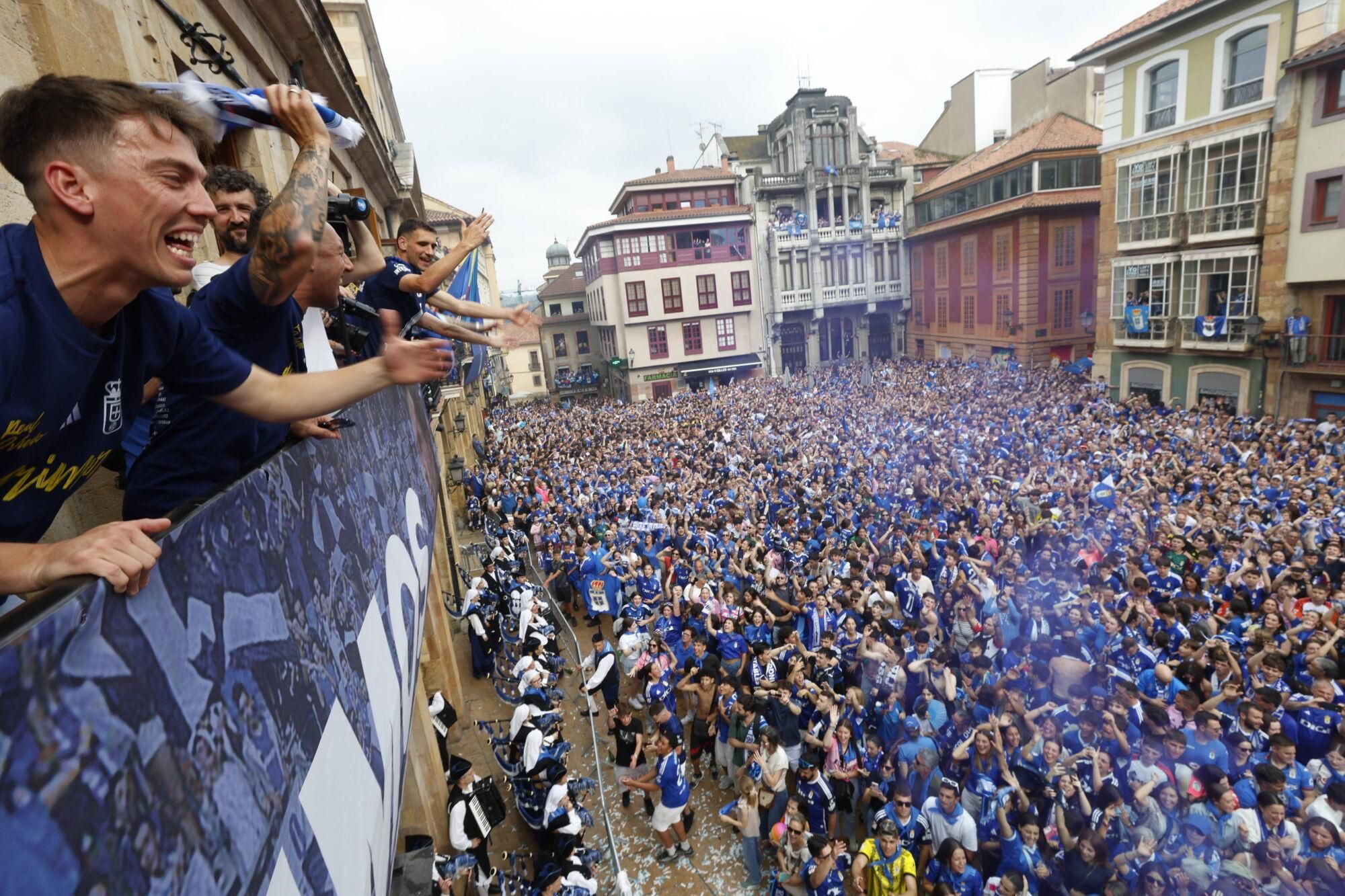 Locura azul en las calles de Oviedo para celebrar el ascenso del equipo a Primera División