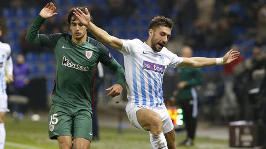 Tino-Sven Susic (d) del Genk ante Íñigo Lekue.