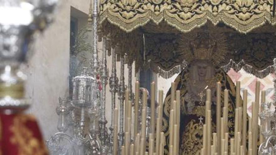 La Virgen de Lágrimas y Favores, justo después de salir, aún en la calle Calderón de la Barca.