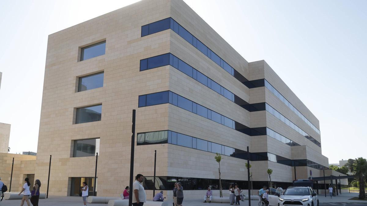 Una vista del edificio de consultas externas del Hospital Reina Sofía.