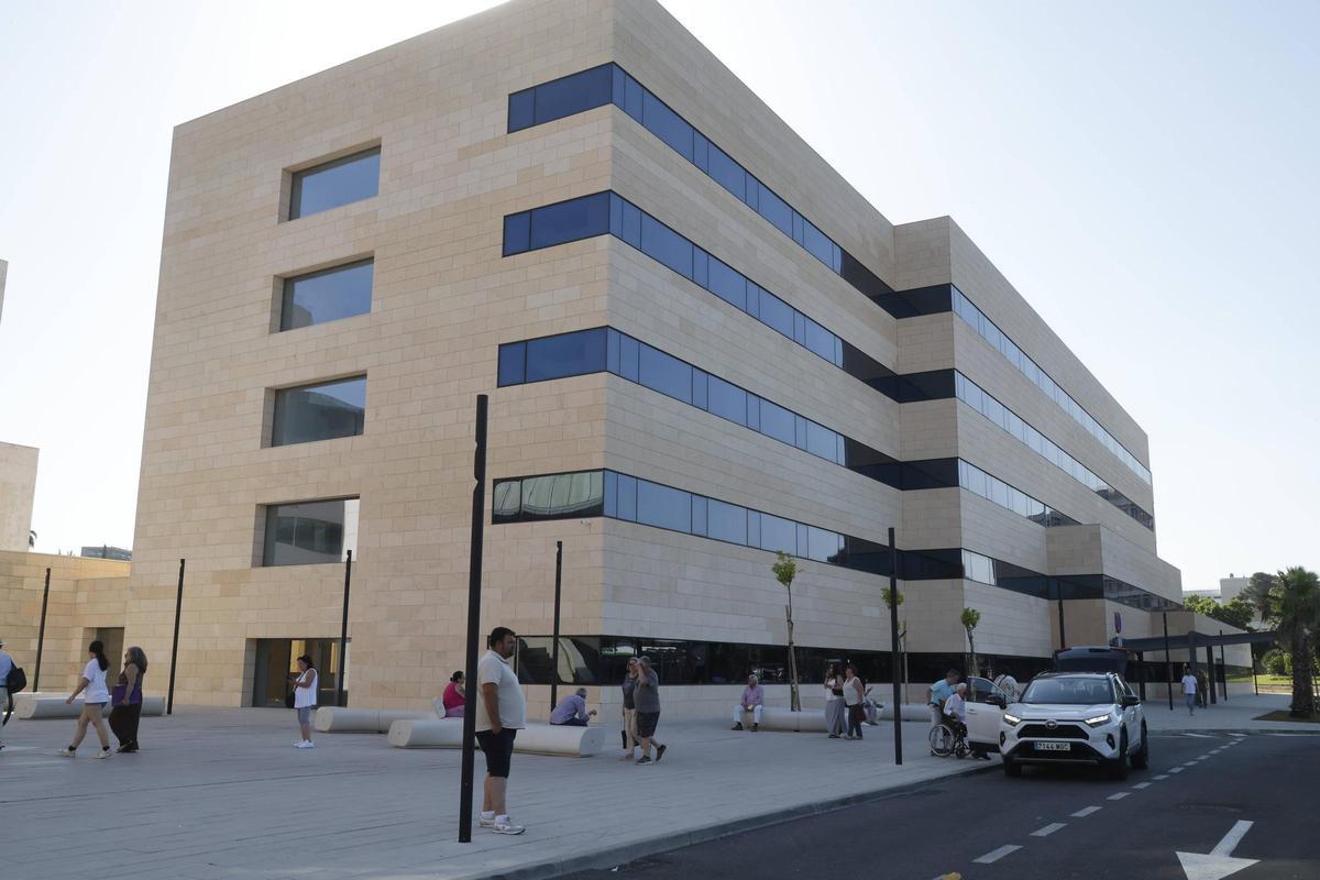 Consultas externas del Hospital Reina Sofía.