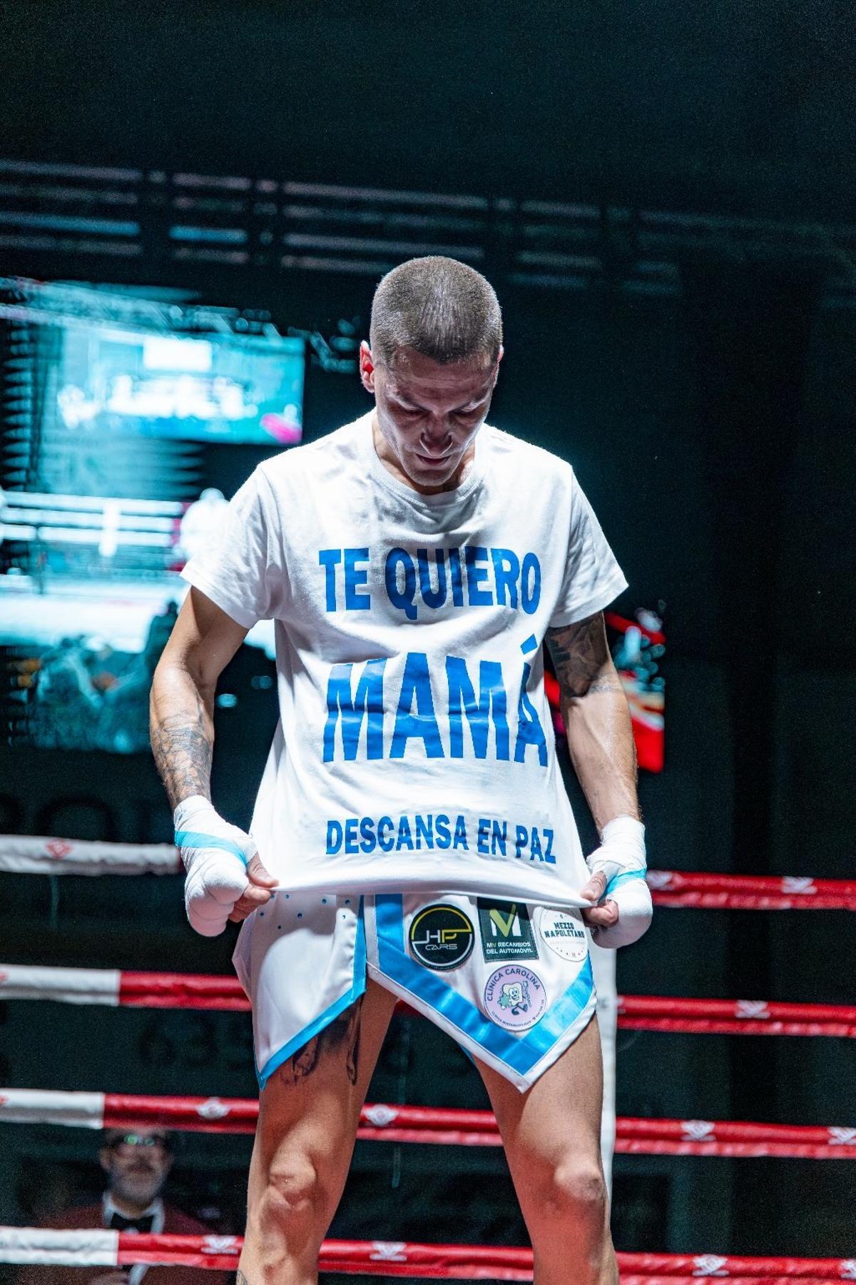 Kike, con la camiseta de homenaje a su madre.