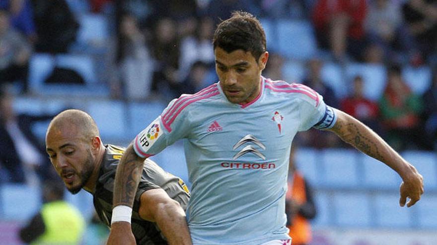 Amrabat lucha un balón con Augusto en el duelo en Balaídos.