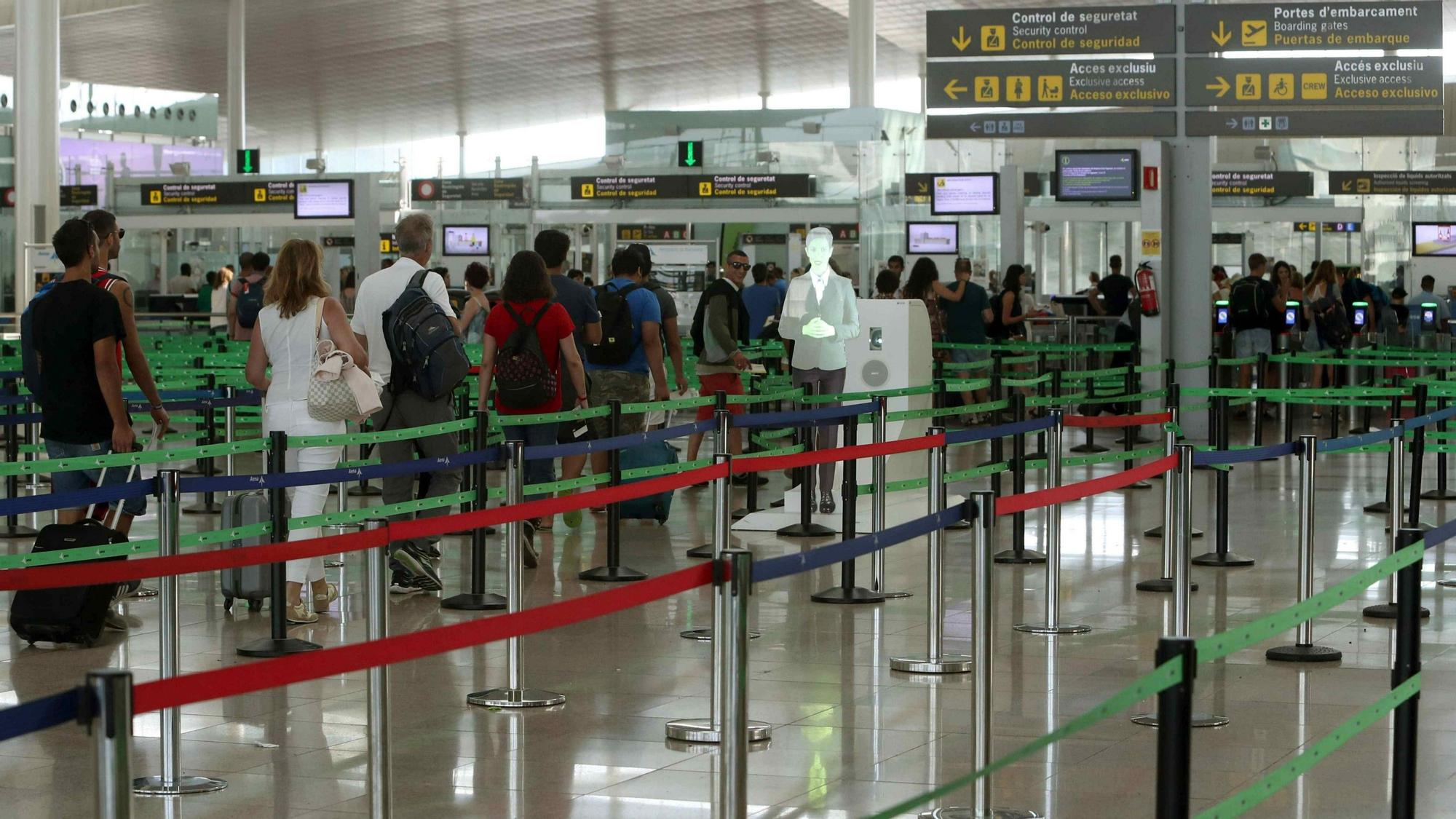 Colas en el acceso al control de seguridad del aeropuerto de Barcelona-El Prat de Llobregat.