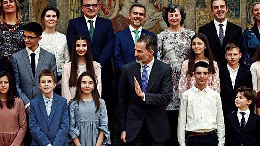 Felipe VI junto a Sara Benito (izquierda) y el resto de niños.